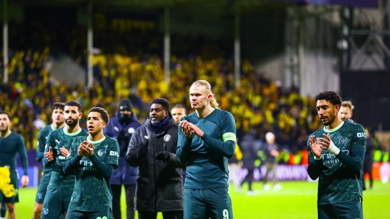 Kein Grund zur Freude: Erling Haaland (M) blamierte sich mit Manchester in seiner Heimat. - &copy; Mats Torbergsen/NTB/dpa