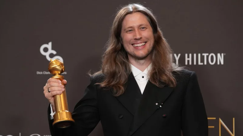 Ludwig G&ouml;ransson freut sich &uuml;ber den Golden Globe f&uuml;r die beste Filmmusik. - &copy; Chris Pizzello/Invision/AP/dpa