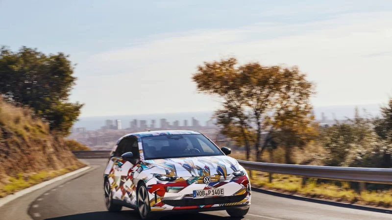 Aufsehenerregende Tarnung: Die bunte Optik des ID. Polo als Prototyp l&auml;sst Erinnerungen an den Harlekin der 1990er-Jahre aufkommen. - &copy; Volkswagen AG/dpa-tmn