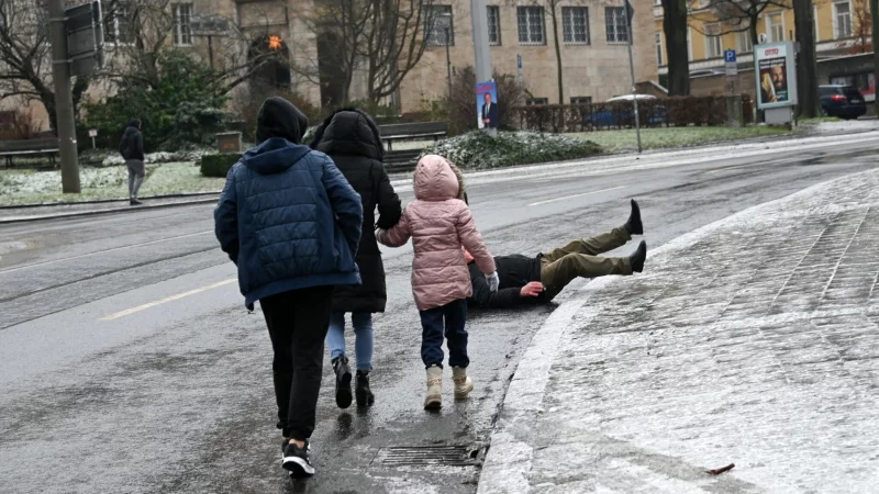 Autsch! Solche St&uuml;rze bei Glatteis k&ouml;nnen schmerzhafte und langwierige Folgen haben. - &copy; Uwe Zucchi/dpa