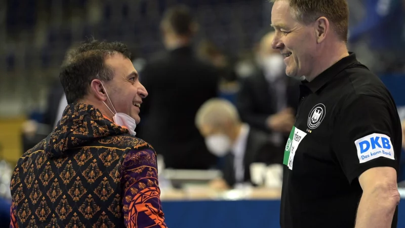 Bob Hanning (l) und Bundestrainer Alfred Gislason sind beim EM-Kader nicht einer Meinung. (Archivbild) - &copy; Soeren Stache/dpa-Zentralbild/dpa