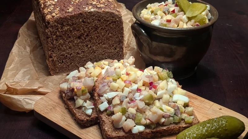 Fein gew&uuml;rfelt landet das H&auml;ckerle mit salzigem Matjes, s&uuml;&szlig;em Apfel, gekochtem Ei und knackigen Gurken auf dem Brot. - &copy; Doreen Hassek/hauptstadtkueche.blogspot.com/dpa-tmn