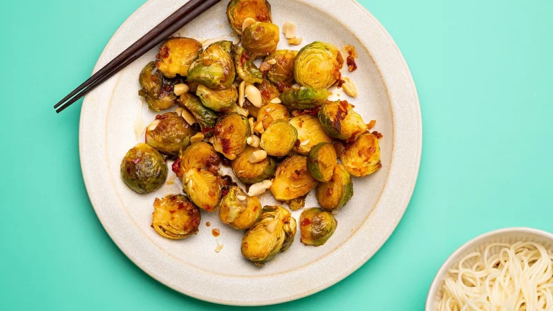 Zur spicy Variante von Rosenkohl passen Weizennudeln und ein Erdnuss-Topping. - &copy; Ariane Bille/BVEO/dpa-tmn