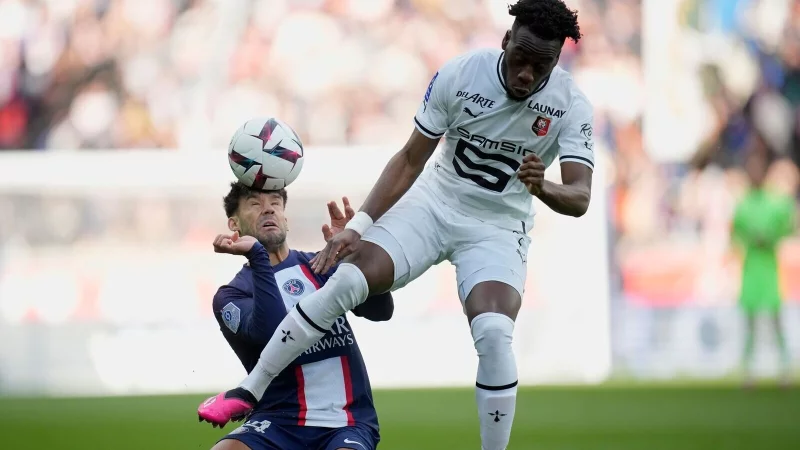 Neuer Eintracht-St&uuml;rmer: Arnaud Kalimuendo (r.). (Archivbild) - &copy; Christophe Ena/AP