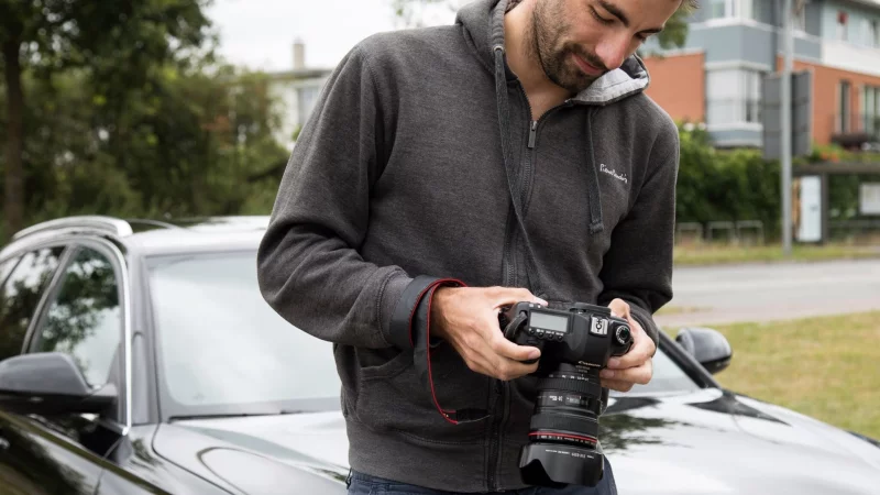Wer sein Auto privat verkaufen m&ouml;chte, fotografiert am besten bei gutem Wetter und aus mehreren Perspektiven. - &copy; Christin Klose/dpa-tmn