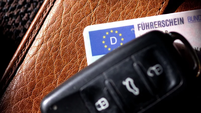 Wer im Ausland lebt und weiterhin in Deutschland Auto fahren m&ouml;chte, muss seinen F&uuml;hrerschein gegen ein g&uuml;ltiges Dokument umtauschen. - &copy; Sven Hoppe/dpa/dpa-tmn
