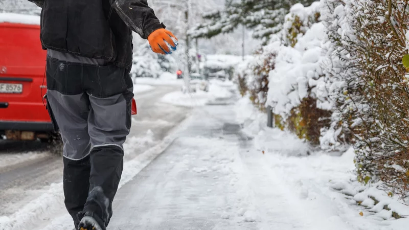 Schnee und Gl&auml;tte auf Gehwegen verpflichten Eigent&uuml;mer und oft auch Mieter zum R&auml;umen und Streuen. - &copy; Friso Gentsch/dpa/dpa-tmn
