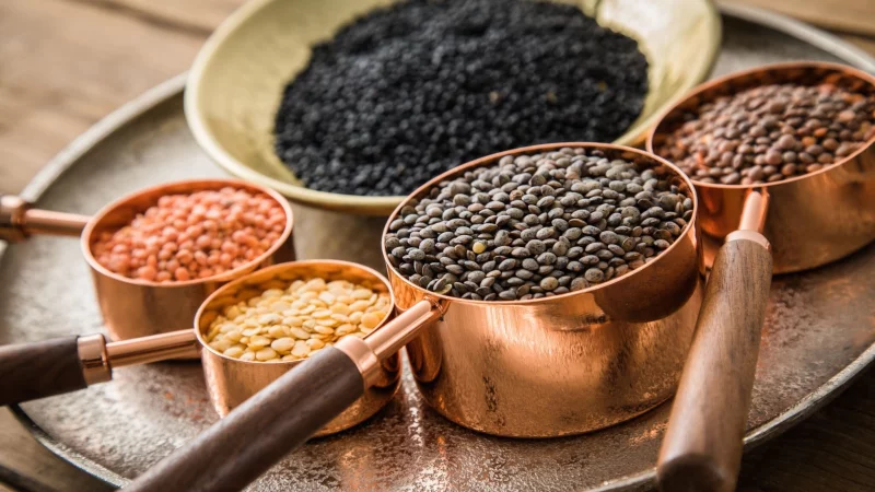 Von Rot &uuml;ber Gelb und Braun bis Schwarz - die Auswahl an unterschiedlichen Linsensorten ist gro&szlig;. - &copy; Christin Klose/dpa-tmn