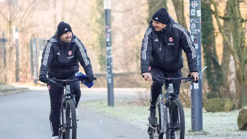 Interimstrainer Dennis Schmitt (l.) und sein Assistent Alexander Meier sind bei der Eintracht gefordert. - &copy; Marc Sch&uuml;ler/dpa