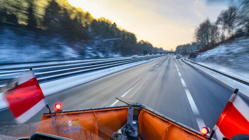 R&auml;um- und Streufahrzeuge besitzen im Winter Sonderrechte: Autofahrer sollten ausreichend Abstand halten und vorsichtig fahren. - &copy; Frank Molter/dpa/dpa-tmn