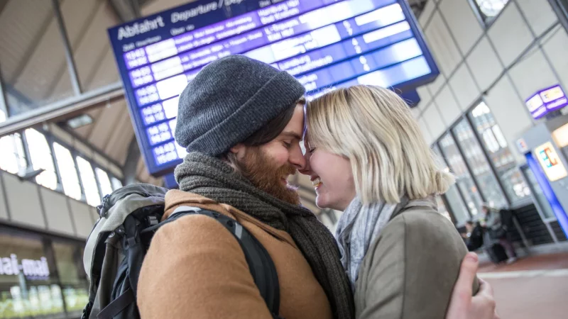 Endlich hab\\\' ich dich wieder! In Fernbeziehungen ist die Sehnsucht gro&szlig; - genauso wie die Freude beim Wiedersehen. - &copy; Christin Klose/dpa-tmn