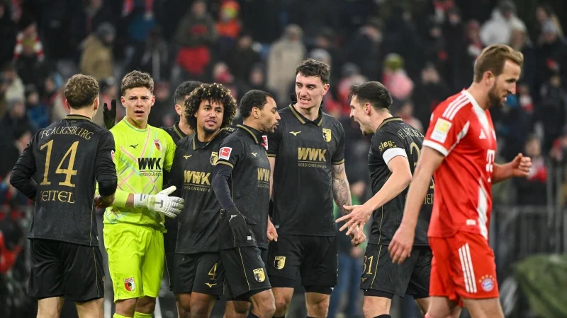 Die Bayern um Harry Kane (r) schlichen als Verlierer vom Platz. - &copy; Peter Kneffel/dpa