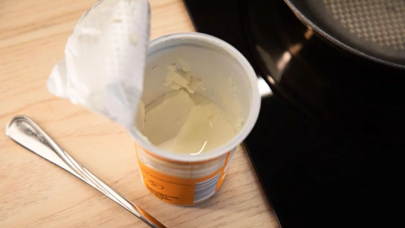 Einmal ge&ouml;ffnet, l&auml;sst sich ein Schmandbecher nicht mehr verschlie&szlig;en - oder? - &copy; Christin Klose/dpa-tmn