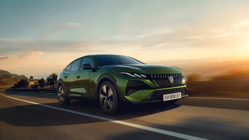 Franzose mit Facelift: Peugeot hat seine 408-Baureihe &uuml;berarbeitet. - &copy; Peugeot/dpa-tmn