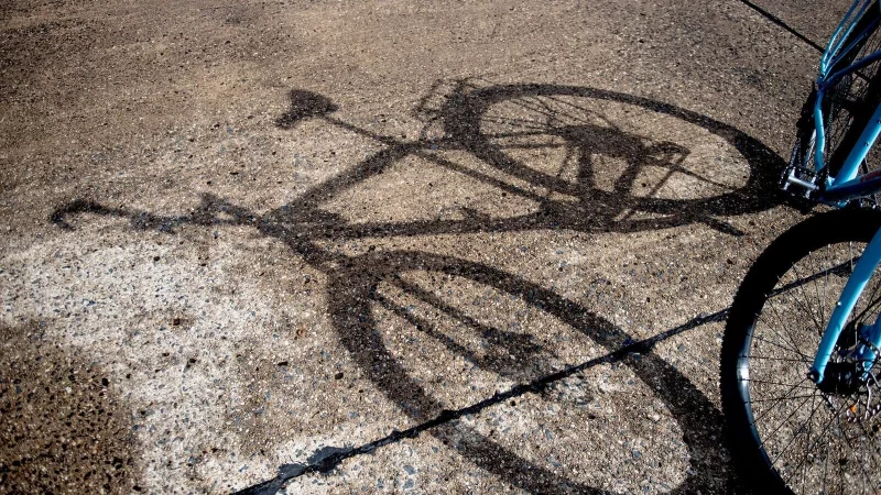 Obacht! Wer unaufmerksam mit dem Fahrrad f&auml;hrt, riskiert einen Sturz. - &copy; Zacharie Scheurer/dpa-tmn