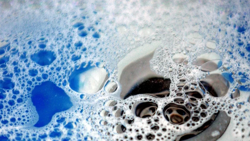 Hausmittel wie Natron, Essig und hei&szlig;es Wasser helfen, leichte Verstopfungen im Abfluss zu beseitigen und sind eine umweltfreundliche Alternative zu chemischen Reinigern. - &copy; picture alliance / dpa