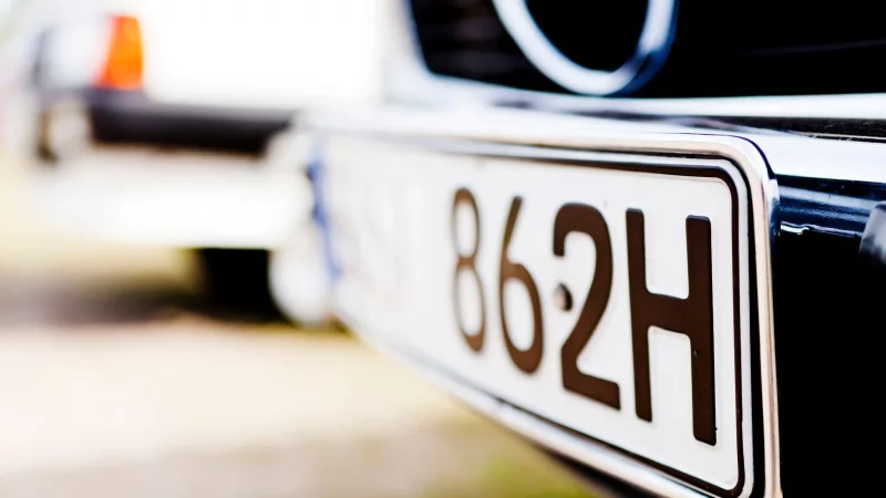 Offizieller Oldtimer: Ist ein Fahrzeug mindestens 30 Jahre alt, k&ouml;nnen Halter auch ein H-Kennzeichen beantragen - H f&uuml;r &laquo;historisch&raquo;. - &copy; Monique W&uuml;stenhagen/dpa-tmn