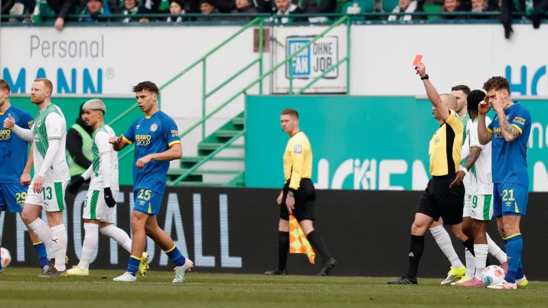 Wegweisende Szene war die fr&uuml;he Rote Karte. - &copy; Heiko Becker/dpa