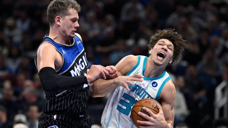 Moritz Wagner (links) und die Orlando Magic verloren gegen die Hornets. - &copy; Phelan M. Ebenhack/AP/dpa