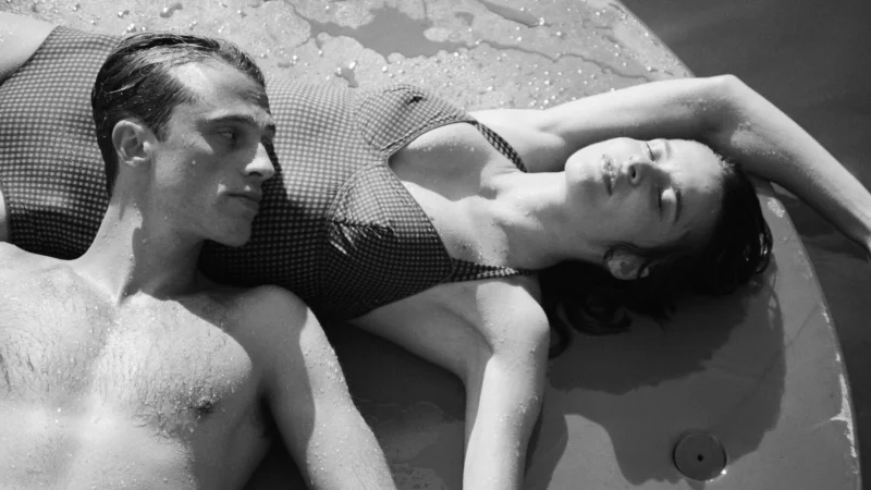 Benjamin Voisin als Meursault und Rebecca Marder als Marie in einer Szene des Films &laquo;Der Fremde&raquo;. - &copy; Carole Bethuel/Weltkino FIlmverleih/dpa