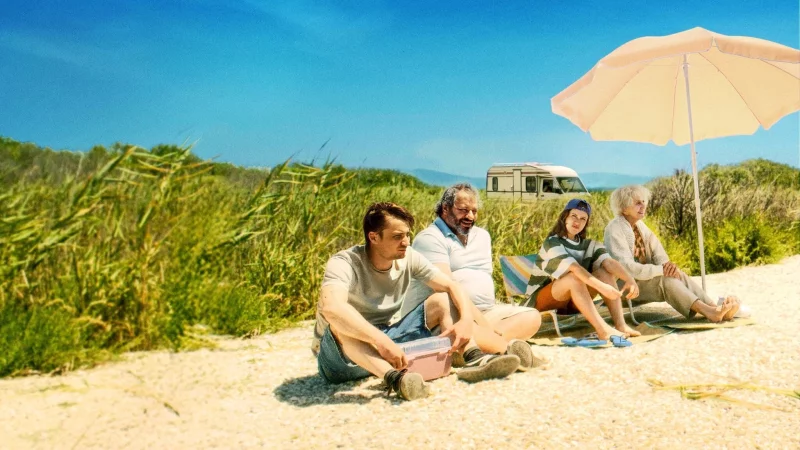 Pierre Lottin (v.l.n.r.) als Rudy, David Ayala als Bruno, Juliette Gasquet als Anna und Helene Vincent als Marie in einer Szene des Films &laquo;Bon Voyage - Bis hierher und noch weiter&raquo;. - &copy; -/Happy Entertainment/dpa