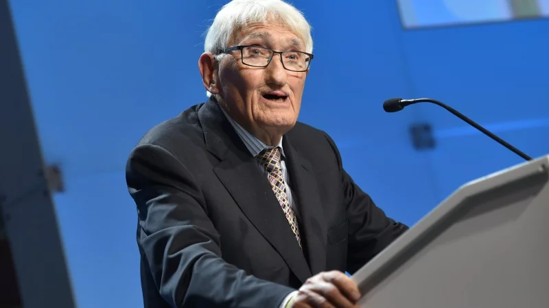 Bis ins hohe Alter aktiv und streitbar: der Philosoph J&uuml;rgen Habermas. (Archivbild) - &copy; Arne Immanuel B&auml;nsch/dpa