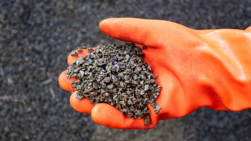 Granulat ist nur eine Option: Die Auswahl an Streumitteln ist gro&szlig;, wenn man glatte Gehwege streuen will. - &copy; Christophe Gateau/dpa/dpa-tmn