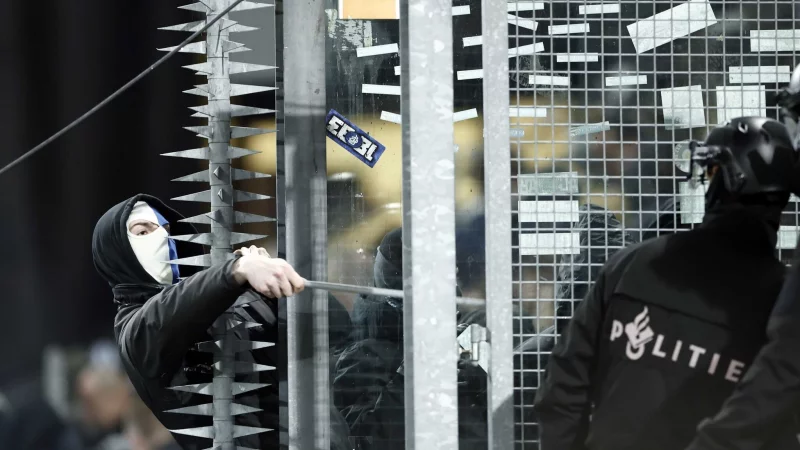 In Utrecht durfte ein Teil der G&auml;stefans das Spiel nicht im Stadion verfolgen. - &copy; Robin Van Lonkhuijsen/ANP/dpa