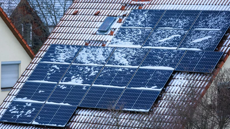 Wenn der Schnee taut: Jetzt Dachziegel, Rinnen und Anschl&uuml;sse kontrollieren. - &copy; Jan Woitas/dpa/dpa-tmn