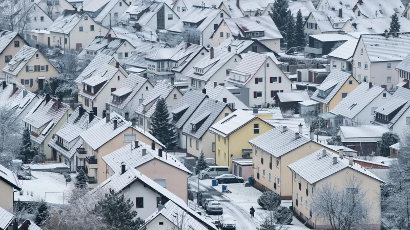 Winterliche Hauspflege sch&uuml;tzt vor Sch&auml;den: Regelm&auml;&szlig;iges Schneer&auml;umen, Entfernen von Eiszapfen und das Sichern von Wasserleitungen beugen teuren Winterproblemen vor. - &copy; Silas Stein/dpa/dpa-tmn