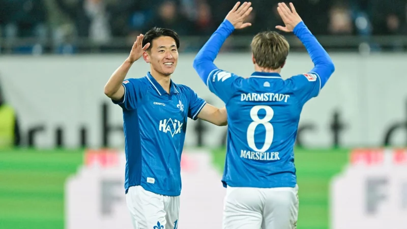 Torsch&uuml;tzen unter sich: Hiroki Akiyama (l) und Luca Marseiler. - &copy; Uwe Anspach/dpa