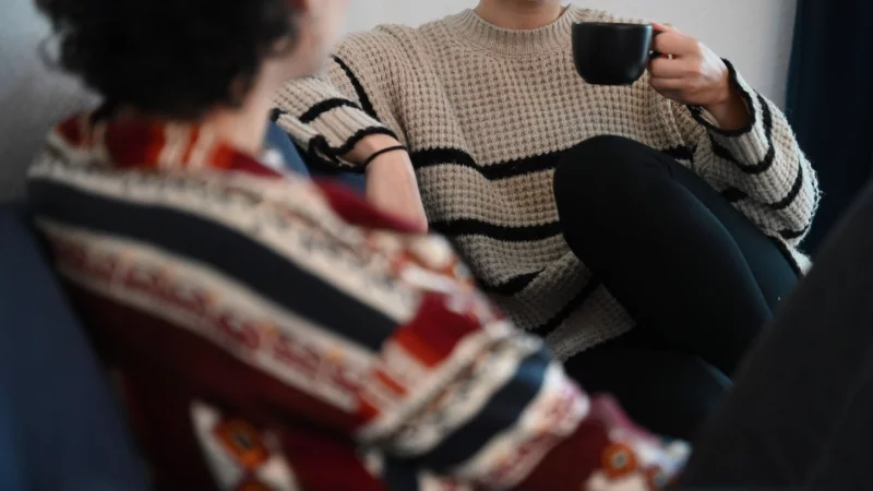 Ehrliches Interesse zeigen, sich Floskeln und Ratschl&auml;ge verkneifen: Das ist im Umgang mit krebskranken Menschen wichtig. - &copy; Alicia Windzio/dpa/dpa-tmn