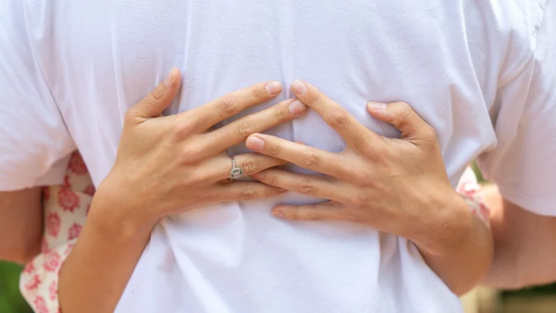 Eine feste Umarmung, ein abgenommenes Telefonat mit der Krankenkasse, ein Topf Suppe: Unterst&uuml;tzung f&uuml;r krebskranke Menschen kann ganz viele Formen haben. - &copy; Mohssen Assanimoghaddam/dpa/dpa-tmn