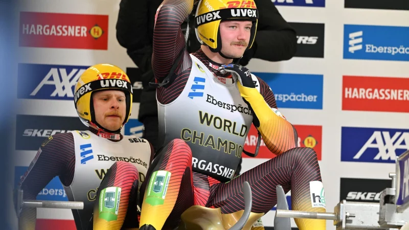 Die Rennrodel-Weltmeister Hannes Orlam&uuml;nder (r) und Paul Gubitz (l) fehlen bei den Winterspielen in Italien. (Archivbild) - &copy; Martin Schutt/dpa