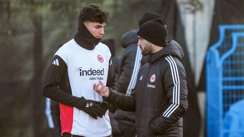Eintracht-Interimscoach Dennis Schmitt (r.): In Baku gefordert. - &copy; Marc Sch&uuml;ler/dpa
