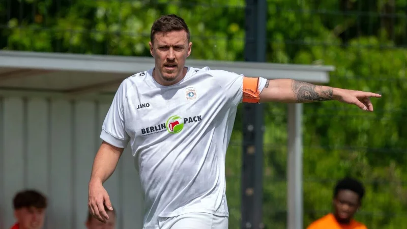 Max Kruse gibt k&uuml;nftig in der Hamburger Oberliga Anweisungen. (Archivbild) - &copy; Soeren Stache/dpa