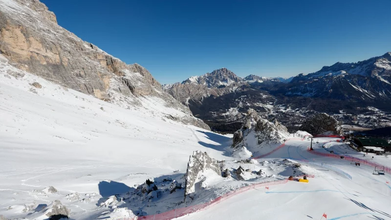 Die Tofane-Strecke wird ein bedeutender Teil der Olympischen Winterspielen 2026 in Cortina d\\\'Ampezzo sein. In der Region ist die Schneeh&ouml;he deutlich gesunken. (Archivbild) - &copy; Alessandro Trovati/AP/dpa