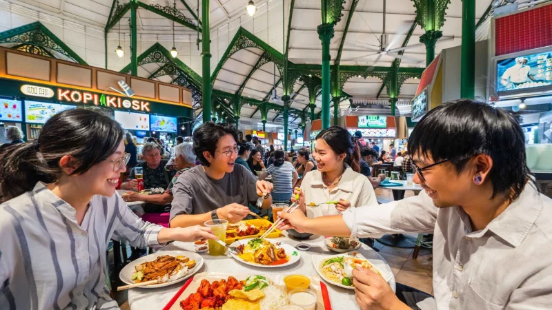 Lau Pa Sat im Business District: Diese historische Markthalle in einem viktorianischen Eisenbau aus dem 19. Jahrhundert gilt als eines der sch&ouml;nsten Hawker-Zentren in Singapur. - &copy; Singapore Tourism Board/dpa-tmn