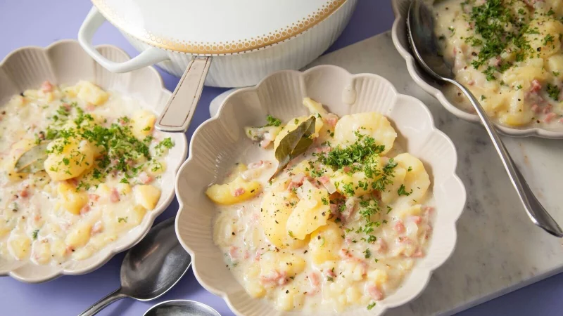 Typisch f&uuml;r traditionelle Hausmannskost in Mecklenburg-Vorpommern sind Buttermilchkartoffeln, die mit Speck, Zwiebeln und Majoran verfeinert werden. - &copy; Christin Klose/dpa-tmn