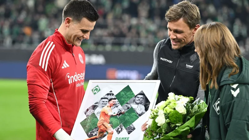 Eine angenehmere Aufgabe f&uuml;r Sportchef Clemens Fritz (M.) vor dem Spiel gegen Frankfurt: Die nachtr&auml;gliche Verabschiedung von Ex-Werder-Torwart Michael Zetterer (l). - &copy; dpa