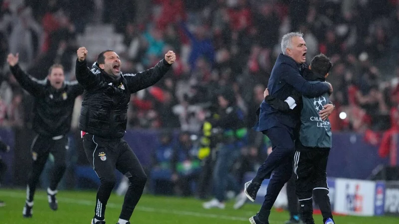 Jos&eacute; Mourinho (2. vr) jubelt &uuml;bergl&uuml;cklich mit einem Balljungen. - &copy; Armando Franca/AP/dpa