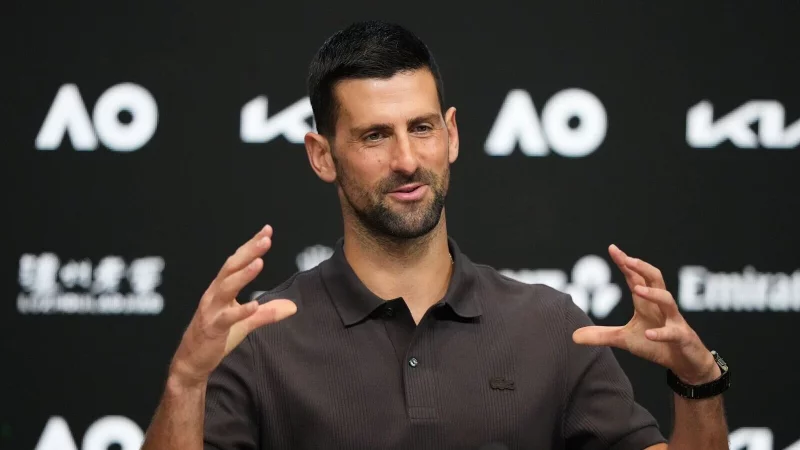 Novak Djokovic fordert in Melbourne Carlos Alcaraz und Jannik Sinner heraus. - &copy; Aaron Favila/AP/dpa