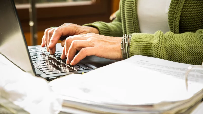 Eine gute Ordnung ist die halbe Miete: Wer s&auml;mtliche f&uuml;r die Steuererkl&auml;rung relevanten Belege an einem Ort abheftet, hat es bei der Erstellung sp&auml;ter leichter. - &copy; Christin Klose/dpa-tmn