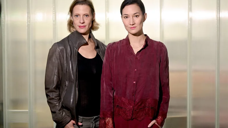 Anja Pahl (links) und Agnes Decker spielen die Kriminalhauptkommissarinnen in der ZDF-Serie &laquo;SOKO Potsdam&raquo;. - &copy; Britta Pedersen/dpa