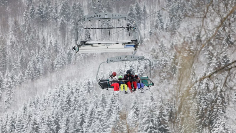Sicherer Sitz ist das A und O: Kinder sollten beim Einstieg in den Sessellift gut platziert und mit dem R&uuml;cken an der Lehne sitzen. - &copy; Thomas Banneyer/dpa/dpa-tmn