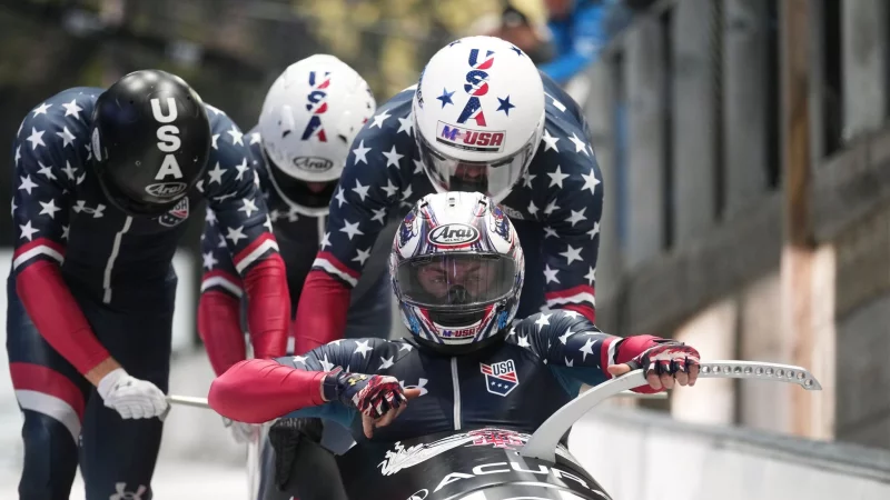US-Pilot Kristopher Horn (v) verliert beim Start in St. Moritz alle Crewmitglieder und muss allein die Bahn hinunter fahren und den Schlitten bremsen. (Archivbild) - &copy; Andrew Medichini/AP/dpa