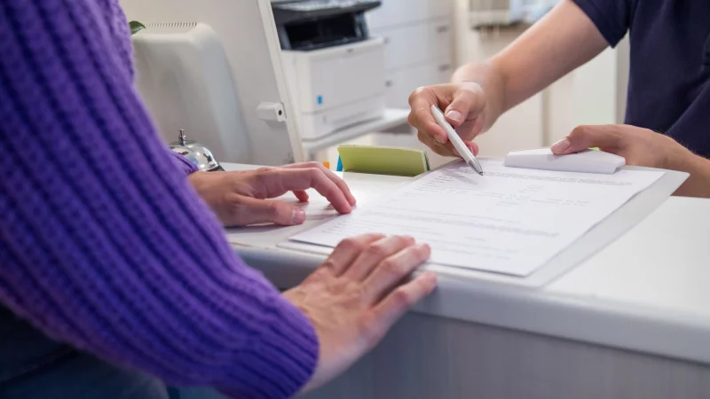 Wichtige Informationen wie Vorerkrankungen, Allergien oder Medikamente sollten im Anamnesebogen angegeben werden. - &copy; Christin Klose/dpa-tmn