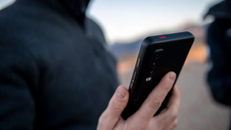 Per Fingertipp Sicherheit geben: Mit diesen Apps werden Notfallkontakte automatisch alarmiert. - &copy; Zacharie Scheurer/dpa-tmn