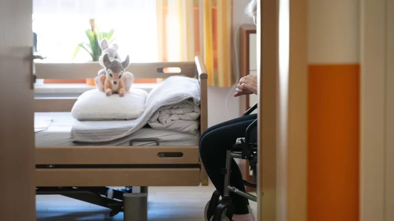 Soll die Pflege im Heim teurer werden, muss die Leitung das rechtzeitig ank&uuml;ndigen. - &copy; Sebastian Kahnert/dpa/dpa-tmn