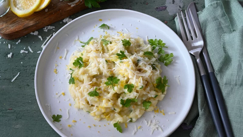 Das Risotto ist in einem kr&auml;ftigen Kalbsfond gekocht und funktioniert so wunderbar als Gegenspieler zur Frische der Zitrone. - &copy; Julia Uehren/loeffelgenuss.de/dpa-tmn